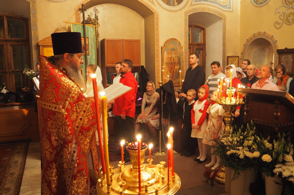 Храм в барвихе. Христорождественский храм Барвиха. Храм Вячеслава чешского в Барвихе. Храм Одинцовская епархия.